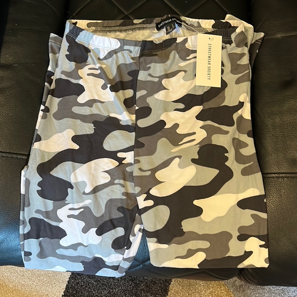 Buttery soft Streetwear Society camo leggings
